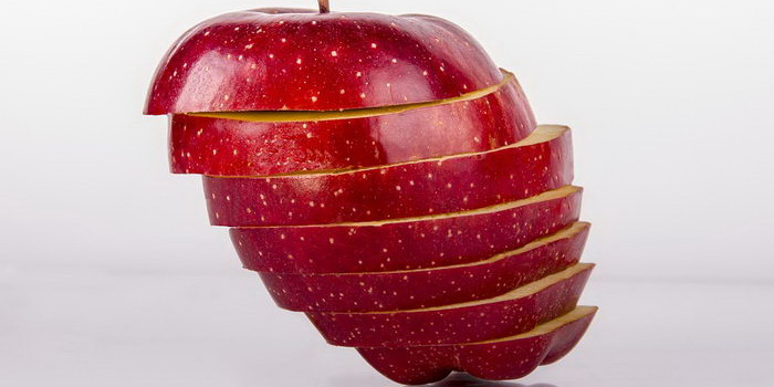 Разрезанное на дольки яблоко