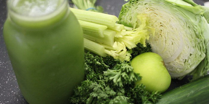 Сок из зеленых овощей и капусты